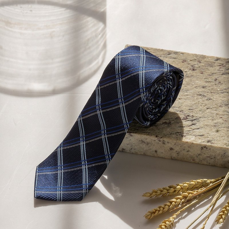 菱格白線藍領帶-美劇裡的西裝紳士都會打的一條菱格藍領帶 - 領帶/領帶夾 - 其他人造纖維 藍色