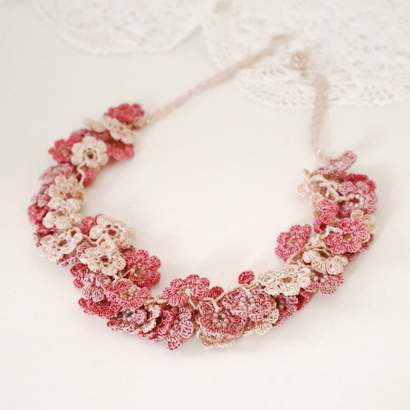 OYA crochet Necklace 【BIJOU MARY】Very Berry, strawberry - สร้อยคอ - งานปัก สึชมพู