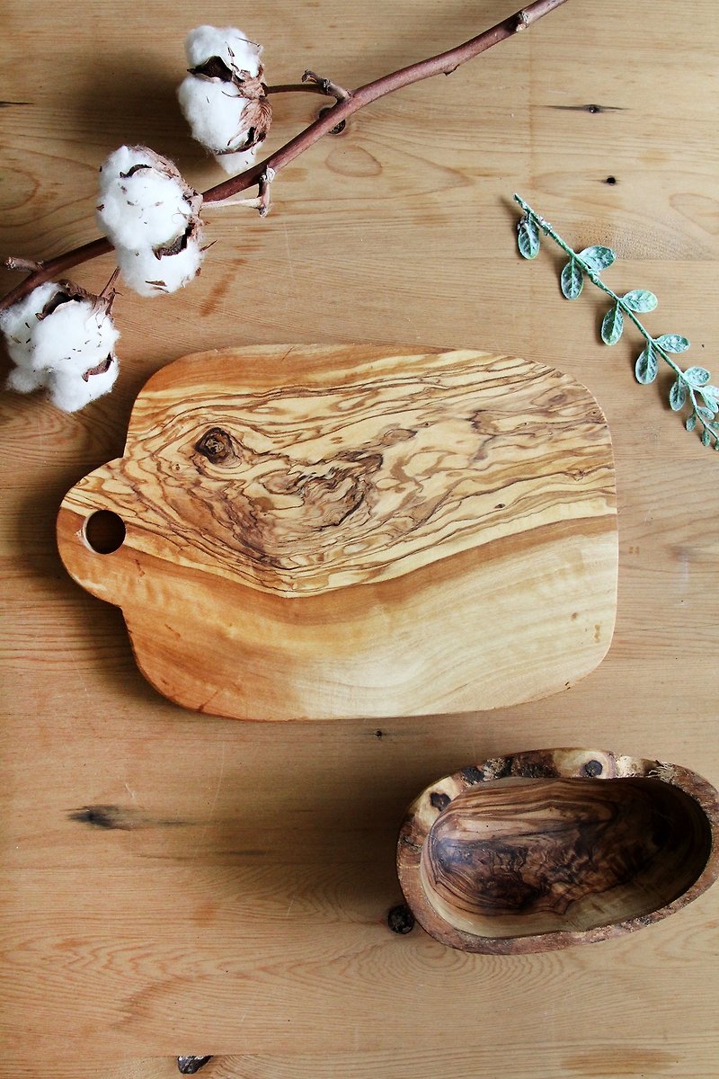 Naturally Med Olive Wood Oval with Hanging Hole Chopping Board / Dining Board / Display Board - เครื่องครัว - ไม้ สีนำ้ตาล