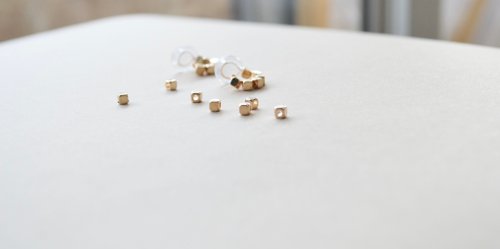 痛くないイヤリング/ ゴールドキューブの小さなフープイヤリング