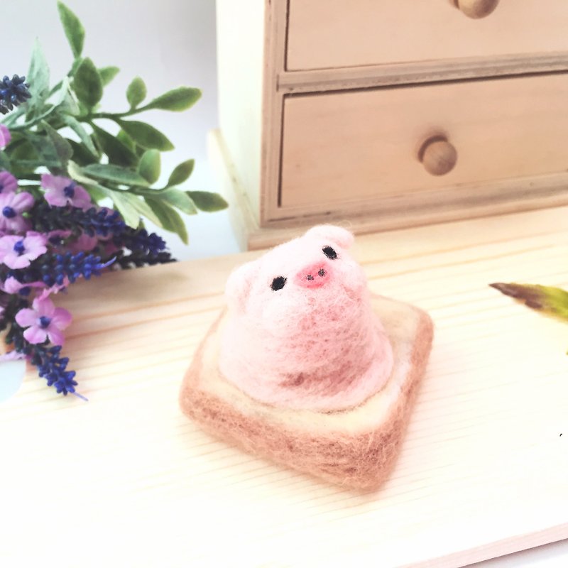 Woolfelting IceA-cream Toast_Strawberry Pig - Items for Display - Wool Pink
