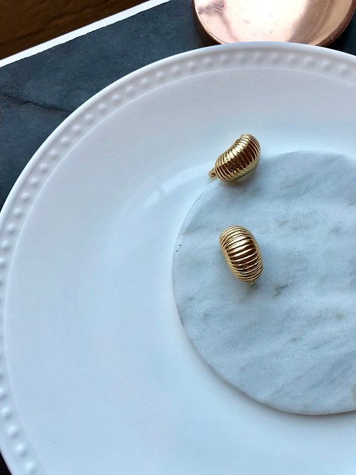 BOITE LAQUE Vintage Gold Ripple Statement Earrings