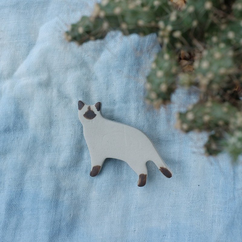 cat ceramic brooch - Brooches - Porcelain White