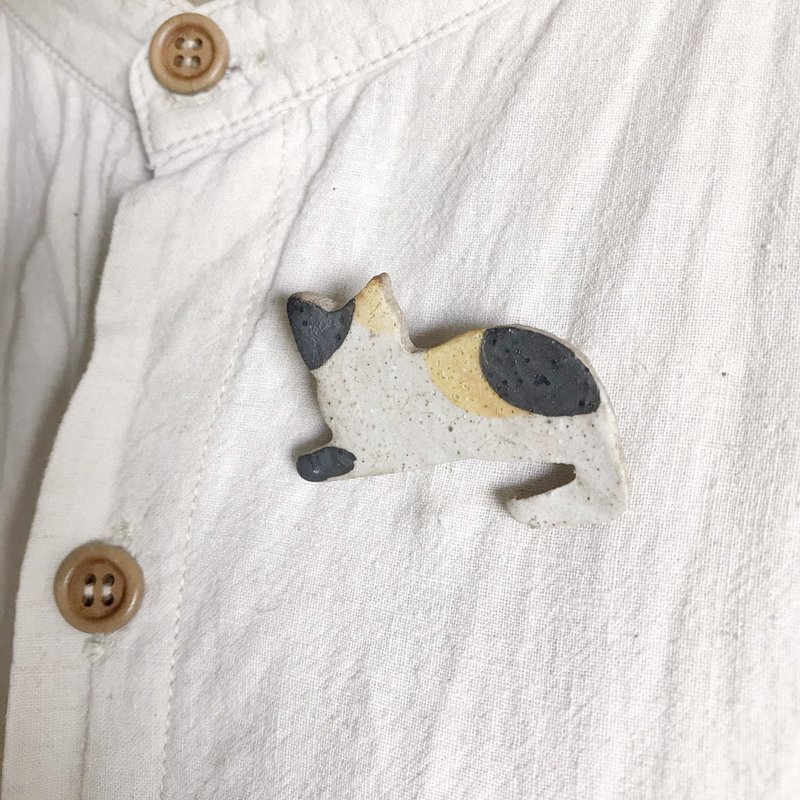 lucky cat  Three color  / ceramic brooch / handmade - 胸針 - 陶 咖啡色