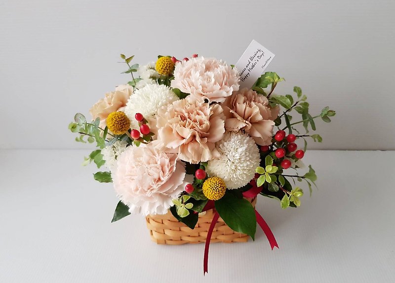 Flowers. Mother's Day. Japanese pastoral. Milk tea color carnation basket flower gift. All Taiwan Home Delivery - ตกแต่งต้นไม้ - พืช/ดอกไม้ สีกากี