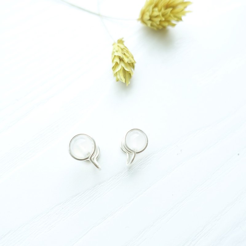 GENIES- White Chalcedony Silver Earrings Clip On Earrings Piercing Earrings Ear - ต่างหู - วัสดุอื่นๆ ขาว