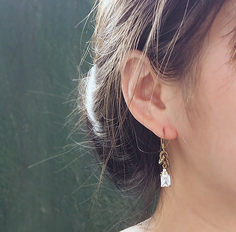 Engraved circle rectangular four-claw zircon earrings ear hook brass can be changed painless ear clip light jewelry B07 - ต่างหู - ทองแดงทองเหลือง สีทอง