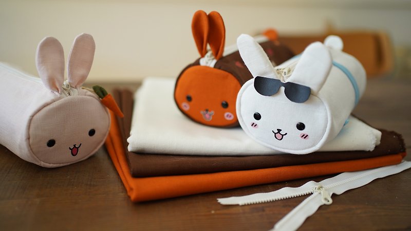 四季兔兔開學筆袋大容量拉鍊筆袋 客製化筆袋 - 筆盒/筆袋 - 棉．麻 
