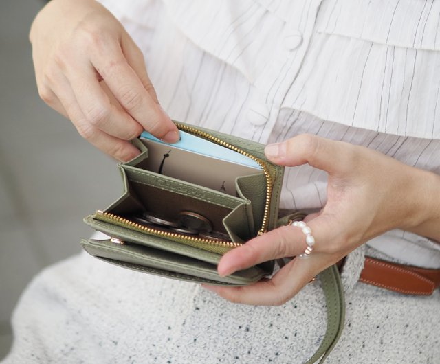 三つ折り財布　ショートウォレット　グリーン英文字型押し　新品　ハンドメイド 新色パープル三つ折り財布 メンズ 財布 エイ革 ミニ財布 コンパクト ショートウォレット スティングレイ 財布 OLD POINT  オールドポイント スティングレー スターマーク ガルーシャ ハーフウォレット 本革 財布 かっこいい 収納力 | CHAOS Accessory