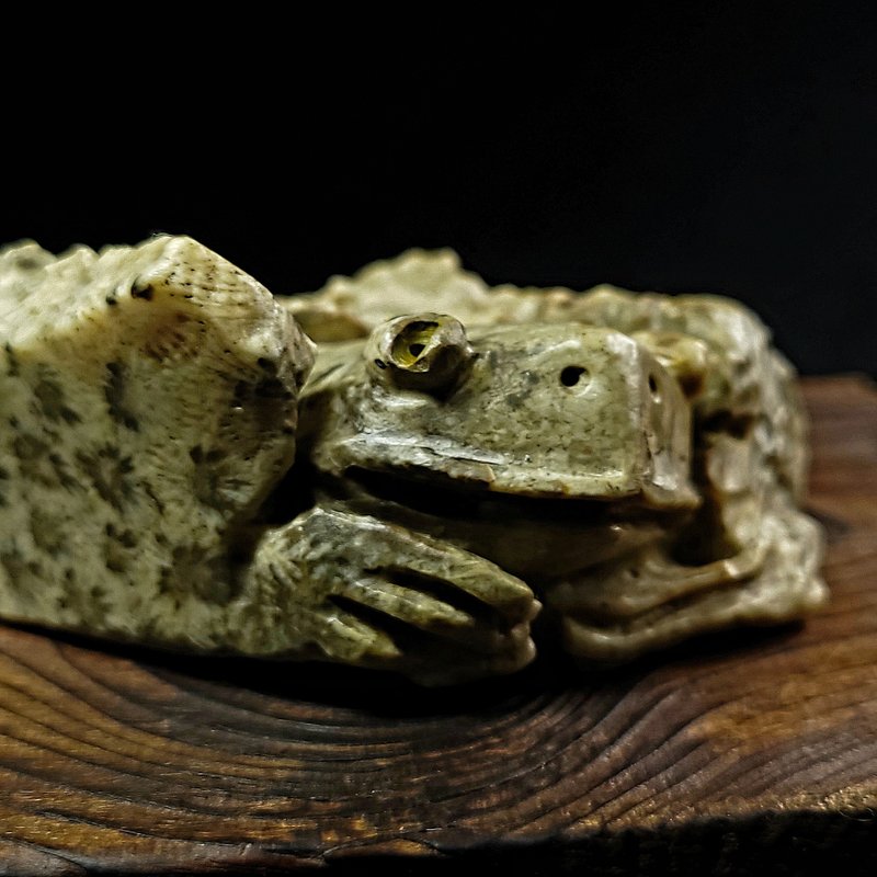 【客製石彫】金蛙 /珊瑚化石 雕塑 石雕 茶寵 - 擺飾/家飾品 - 石頭 白色