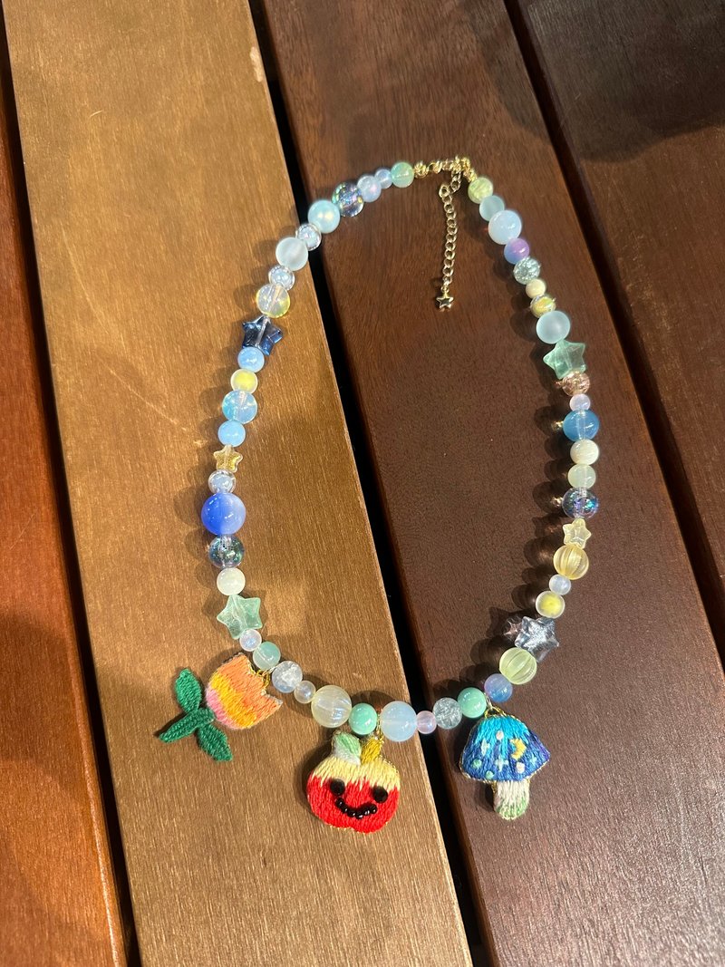 老蘋果蘑菇鬱金香刺繡串珠短項鍊 - 項鍊 - 繡線 紅色