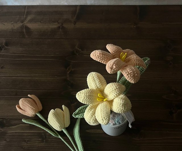 チューリップ日光の鉢植えの花 - ニットフラワー - ショップ Must Flor 陌花 手編みの花 置物 - Pinkoi