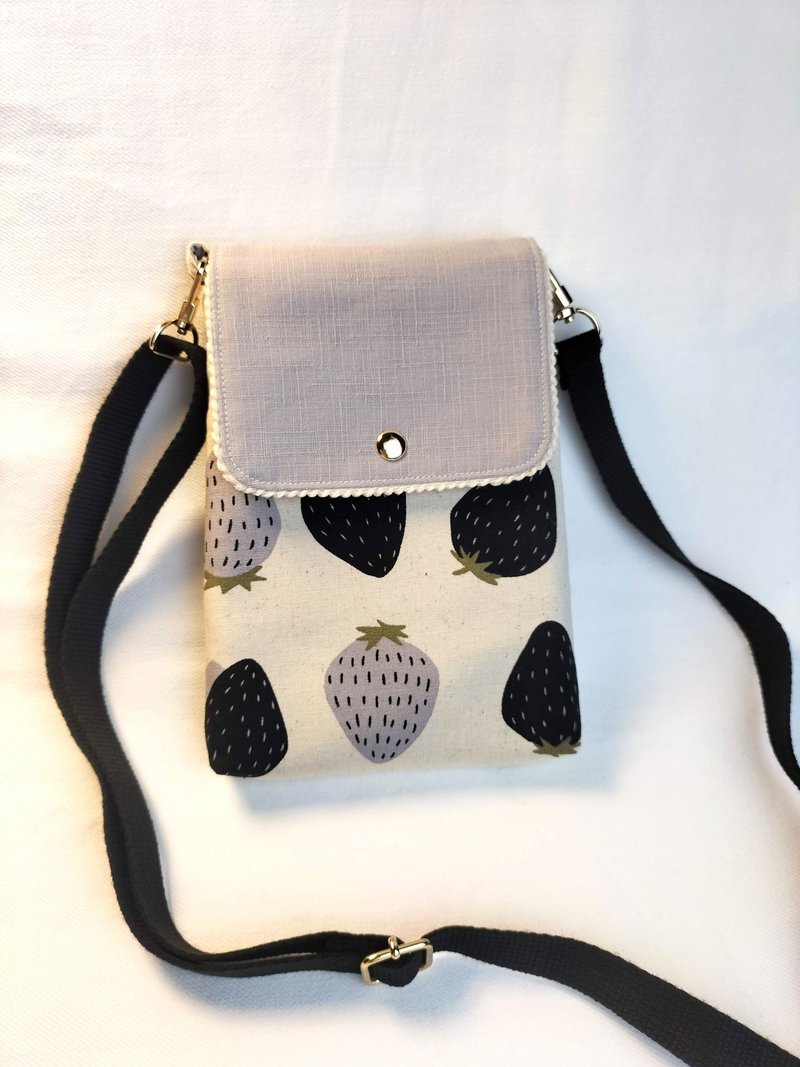 Black strawberry/mobile phone bag/carrying bag/side backpack - กระเป๋าแมสเซนเจอร์ - ผ้าฝ้าย/ผ้าลินิน 