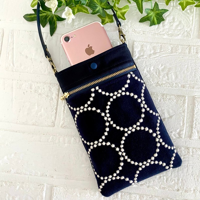 ミナペルホネン　スマホポーチ　刺繍　 minaperhonen - 化妝包/收納袋 - 棉．麻 