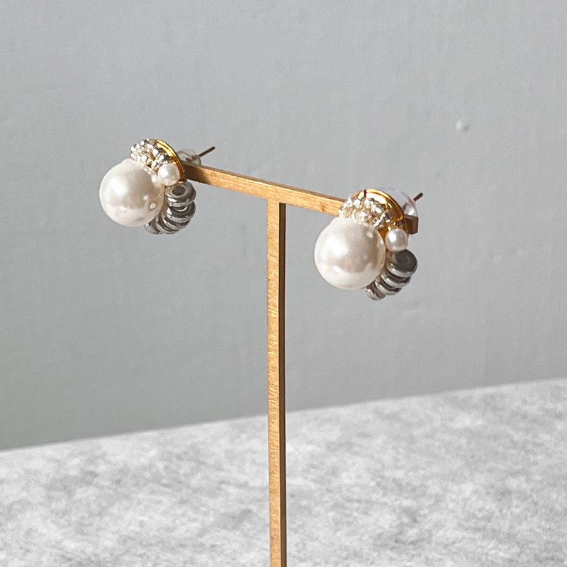 Vintage pearl Greek-style silver earrings, handmade French-inspired studs/clips, - ต่างหู - วัสดุอื่นๆ สีดำ