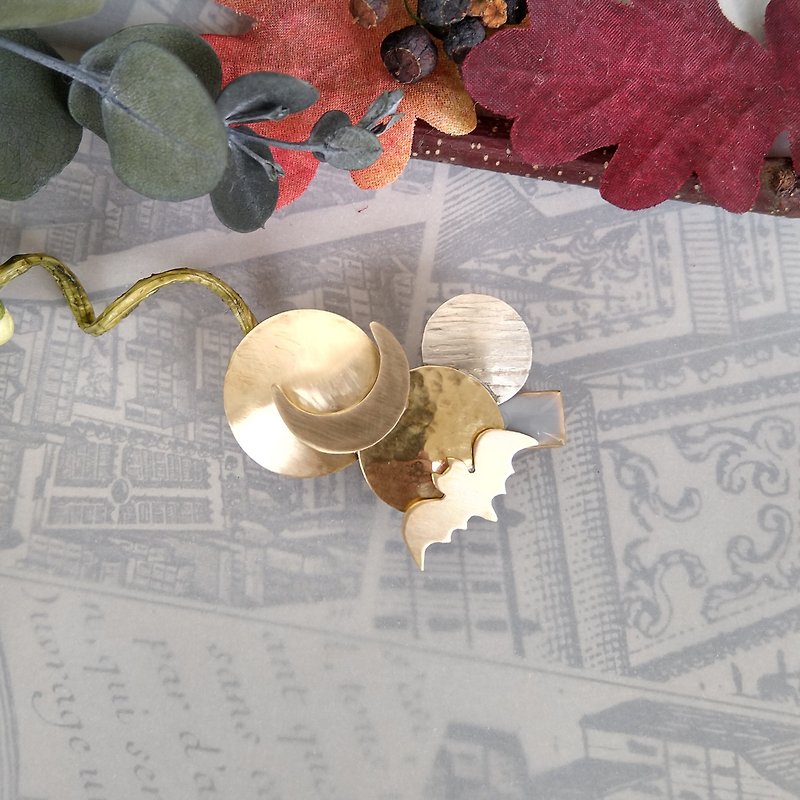Brass moon and bat mini hair clip autumn halloween - Hair Accessories - Copper & Brass Gold