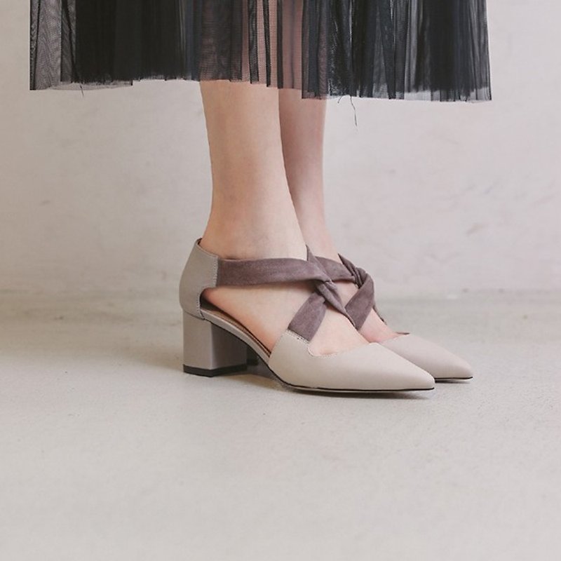 Knotted ballet with staggered pointed leather block heel shoes. - รองเท้ารัดส้น - หนังแท้ สีกากี