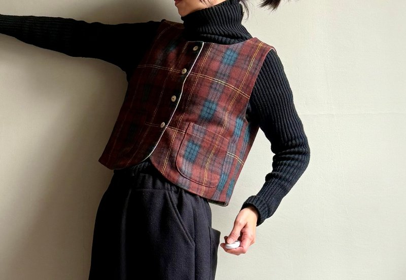Rational & Emotional / Academia-Inspired Heathered Wool Twill Round Neck Button-Front Double-Layer Vest WOOL - เสื้อกั๊กผู้หญิง - ขนแกะ 