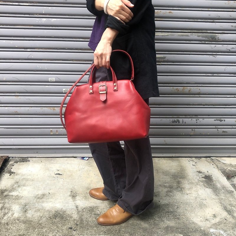 Basic doctor bag / crossbody bag Color: red Size: M Vegetable tanned cow leather - Messenger Bags & Sling Bags - Genuine Leather Red