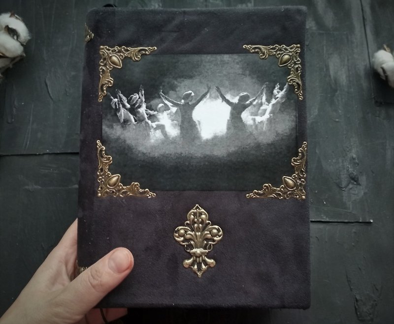 Beginner spell book Witchcraft grimoire journal with text Wicca begginer book - สมุดบันทึก/สมุดปฏิทิน - กระดาษ สีดำ