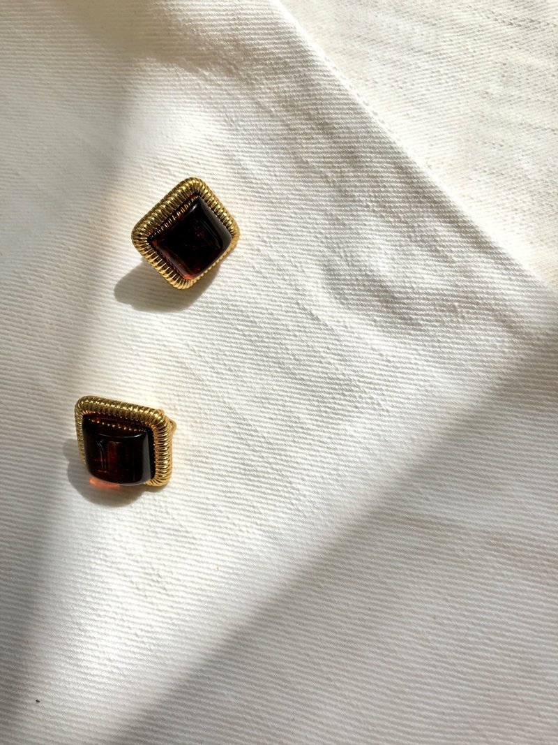 Vintage Squared Gold Ear Clips with Red Gem - 耳環/耳夾/耳骨夾 - 貴金屬 金色