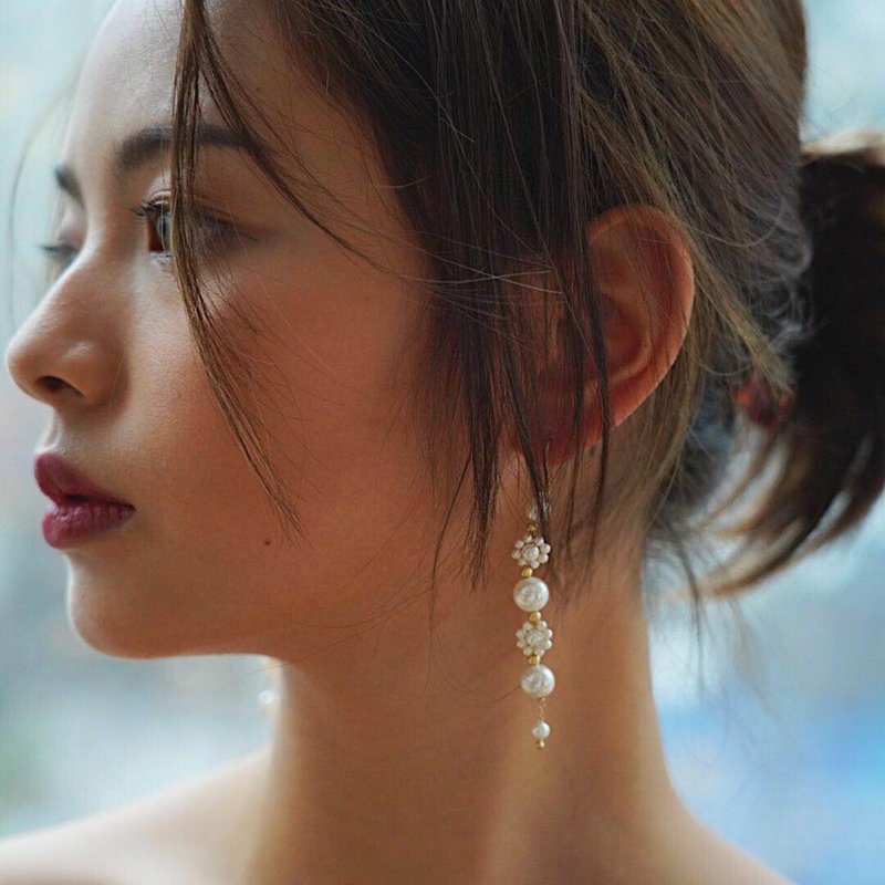 愛的耳環 耳夾 LOVED EARRING 08 | 14k注金 編織花朵 施華洛水晶 - 耳環/耳夾/耳骨夾 - 其他材質 白色