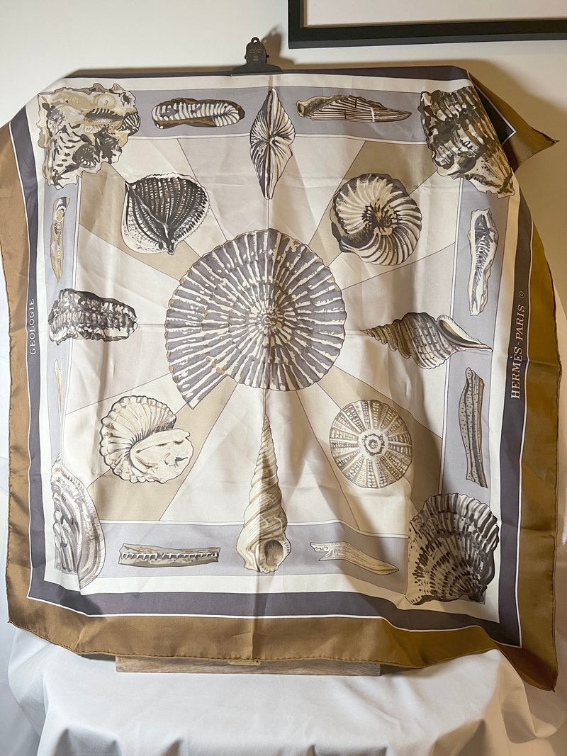 Hermes 1980 Silk Scarf shell brown silk scarf Japanese second-hand vintage - ผ้าพันคอ - ผ้าไหม สีนำ้ตาล