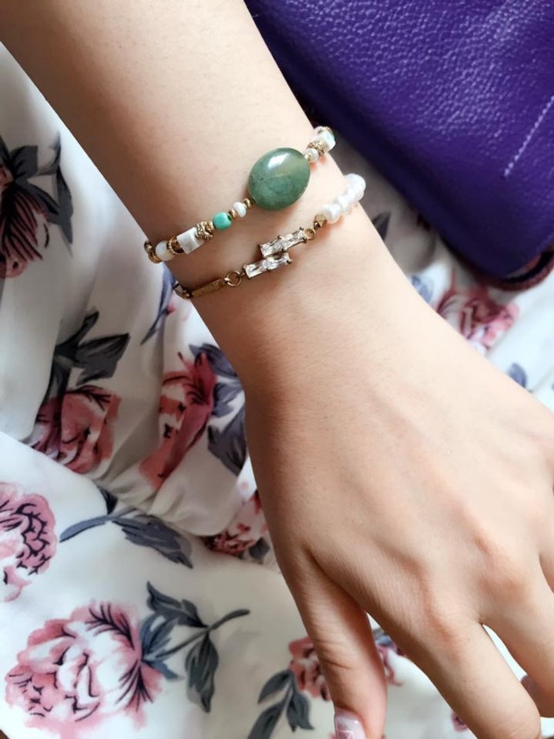 Soft green ~natural stones/ brass/ handmade bracelet - สร้อยข้อมือ - เครื่องเพชรพลอย 