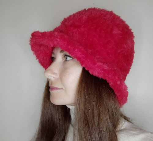 Alternative Crochet Boutique 毛茸茸的漁夫帽鉤針編織。 紅色漁夫帽超大號。 女士毛絨漁夫帽