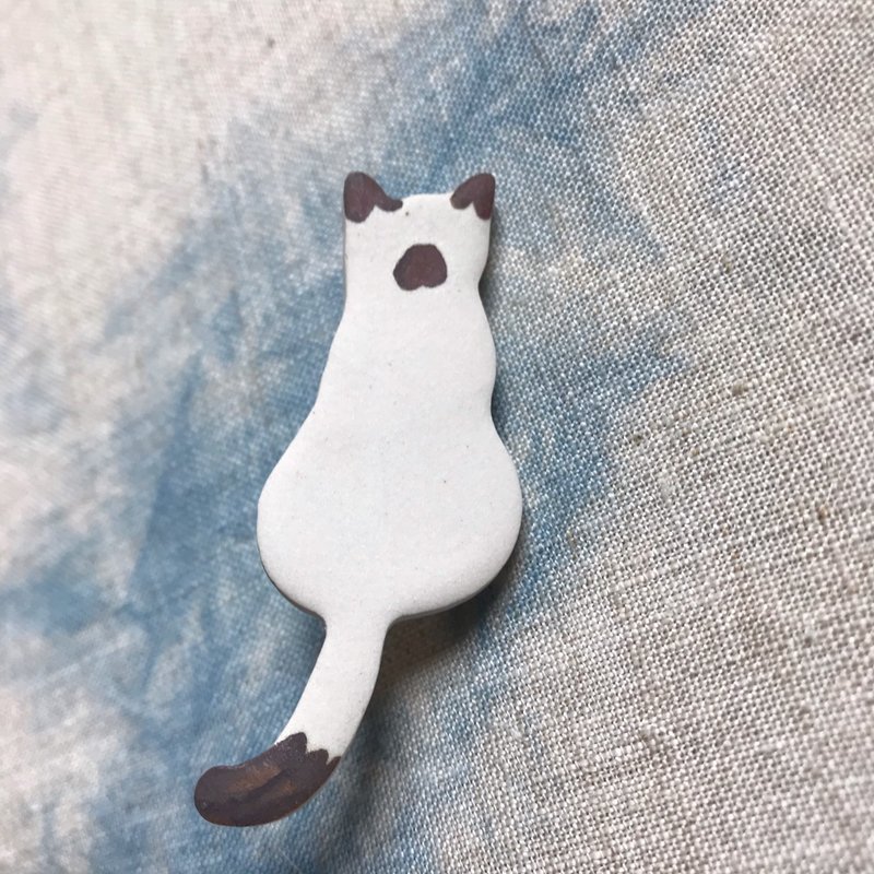 Siamese cat sit / ceramic brooch / handmade - 胸針 - 陶 白色