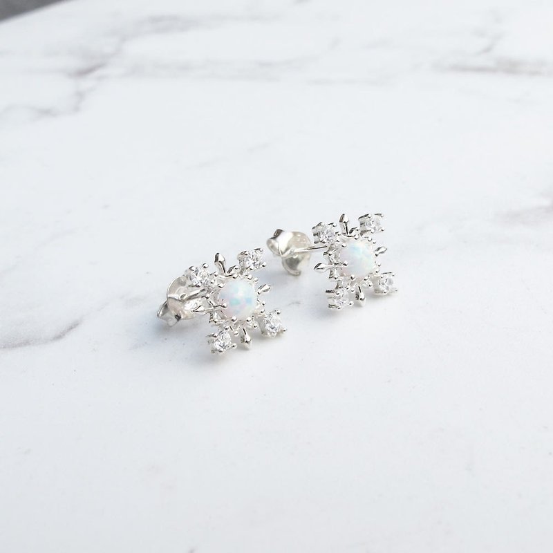 Bigman Taipa [exclusive selection] snowflake × opal × zircon sterling silver earrings - ต่างหู - เงินแท้ สีเงิน