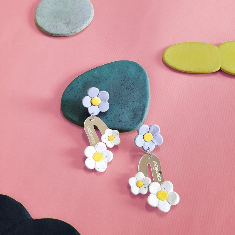 フラワーシリーズのイヤリング-ミラーフラワーアクリルホワイトフラワー（イヤーピン/イヤリング） - ピアス・イヤリング - 粘土 ホワイト