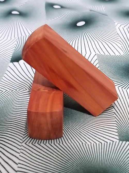 臺灣檜木工藝坊 臺灣龍柏6分印章 閃花6*1.8cm正方 1對~D22