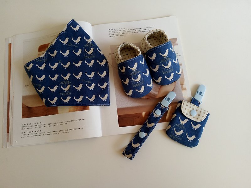 藍底鳥兒彌月禮物 嬰兒鞋+領巾+平安符袋+萬用夾 <圖片略有色差> - 彌月禮盒 - 棉．麻 藍色