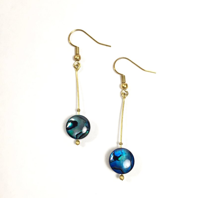 Round natural handmade abalone shell earrings - ต่างหู - โลหะ สีน้ำเงิน