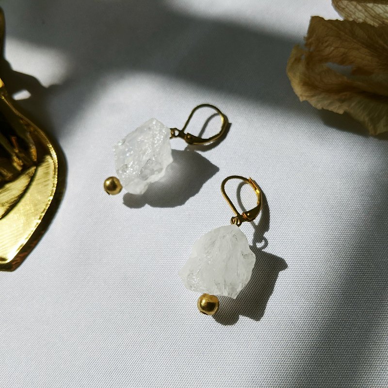 White crystal ore French earrings Bronze earrings - can be changed to clip crystal ore ore - ต่างหู - วัสดุอื่นๆ ขาว