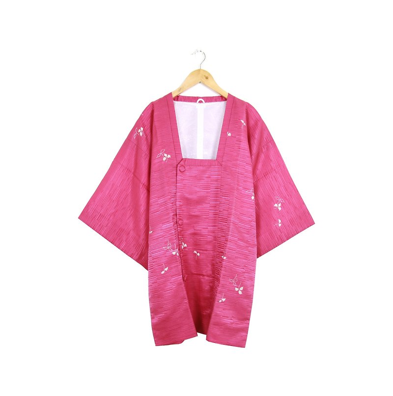 Back to Green::日本帶回 流星紋路底 沁白花卉 vintage kimono (KBI-15) - 女大衣/外套 - 絲．絹 粉紅色