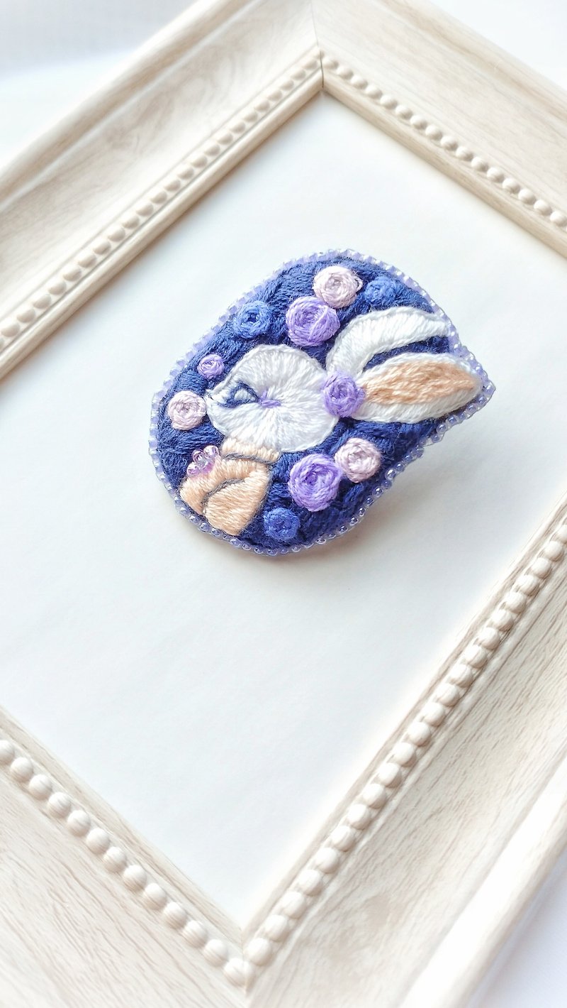 Rabbit and Rose Embroidered Brooch【violet】 - เข็มกลัด - งานปัก สีม่วง