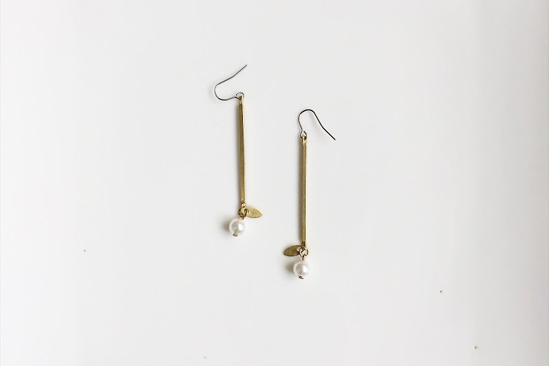 If the implementation Swarovski Crystal pearl earrings brass molding - ต่างหู - โลหะ สีดำ