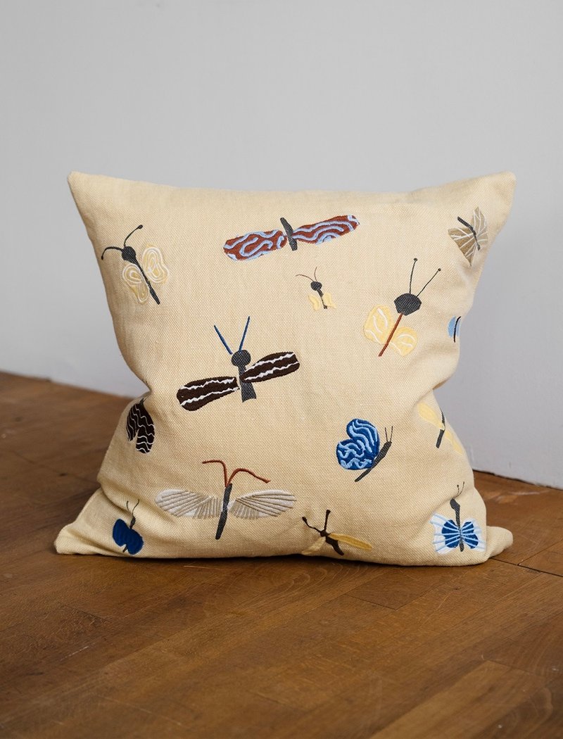 北歐設計師款- 刺繡抱枕套 SLÄNDA  CUSHION COVER 昆蟲蝴蝶蛾 - 枕頭/抱枕 - 棉．麻 黃色