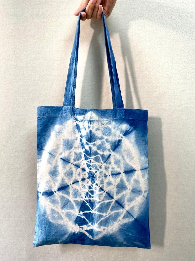 Indigo Dye Mandala A4 Tote Bag - กระเป๋าแมสเซนเจอร์ - ผ้าฝ้าย/ผ้าลินิน สีน้ำเงิน
