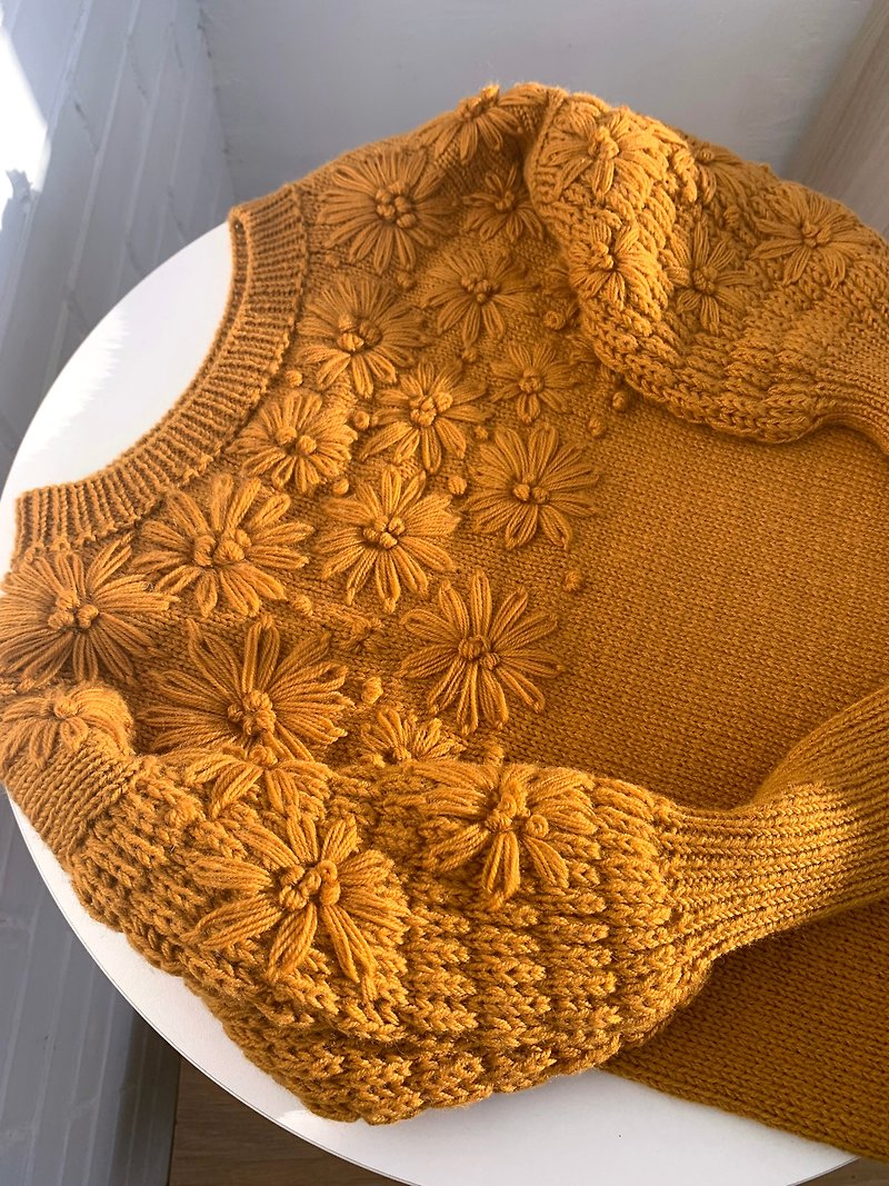 Mustard merino sweater with hand embroidered flowers - 女毛衣/針織衫 - 羊毛 橘色