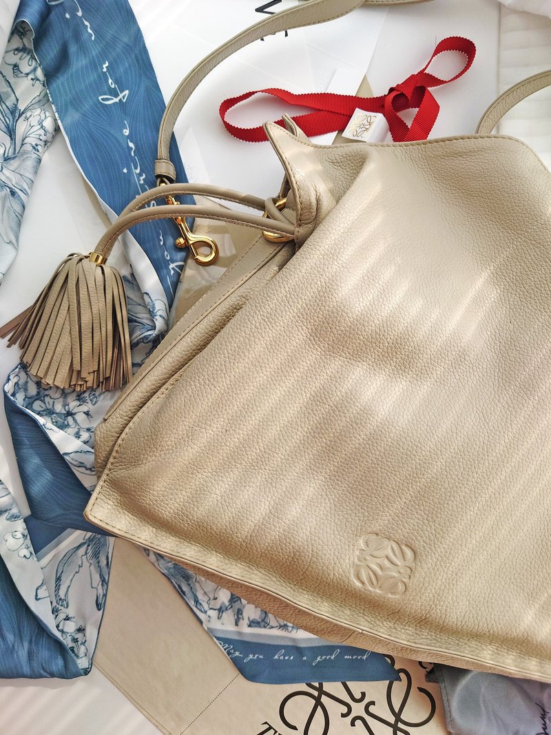 中古美品Loewe Flamenco米灰流蘇束口袋肩背包斜挎包單肩包束繩包 - 側背包/斜背包 - 真皮 灰色