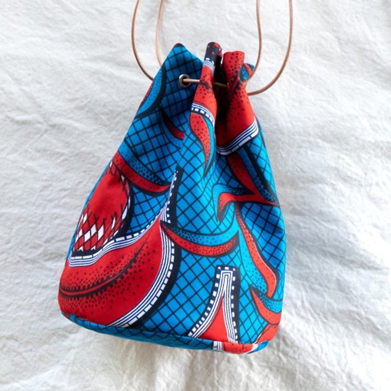 African wax print basket bag Fruit market - กระเป๋าแมสเซนเจอร์ - ผ้าฝ้าย/ผ้าลินิน 