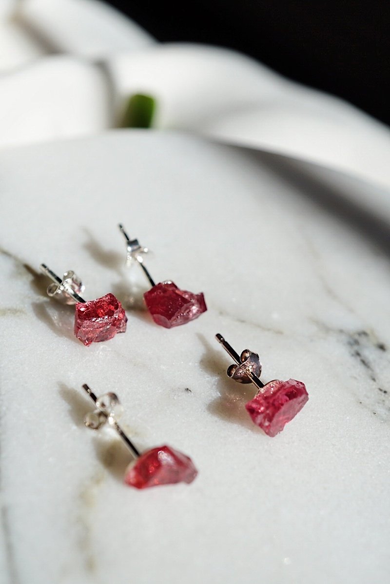 Tiny raw Rhodolite Garnet 925 silver earrings January Birthstone - ต่างหู - เครื่องเพชรพลอย สีแดง