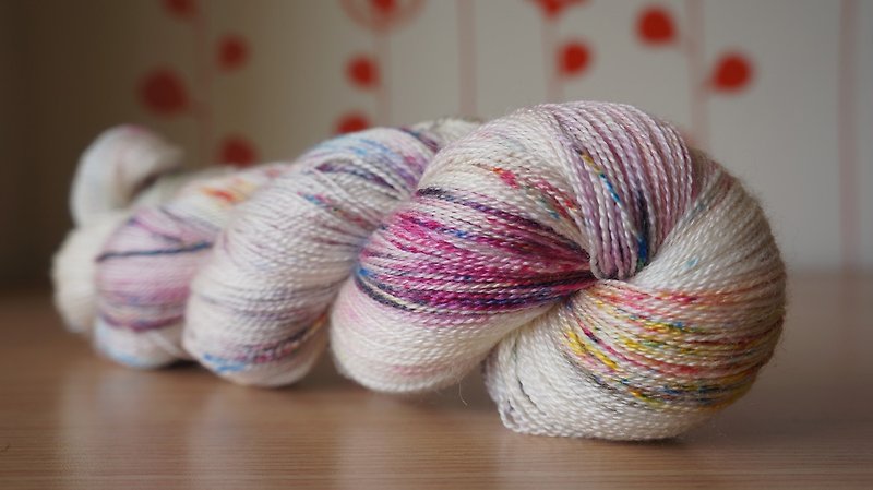 手染めのレース糸。カラーパール（BFL /シルク） - 編み物/刺繍/羊毛フェルト/裁縫 - シルク・絹 