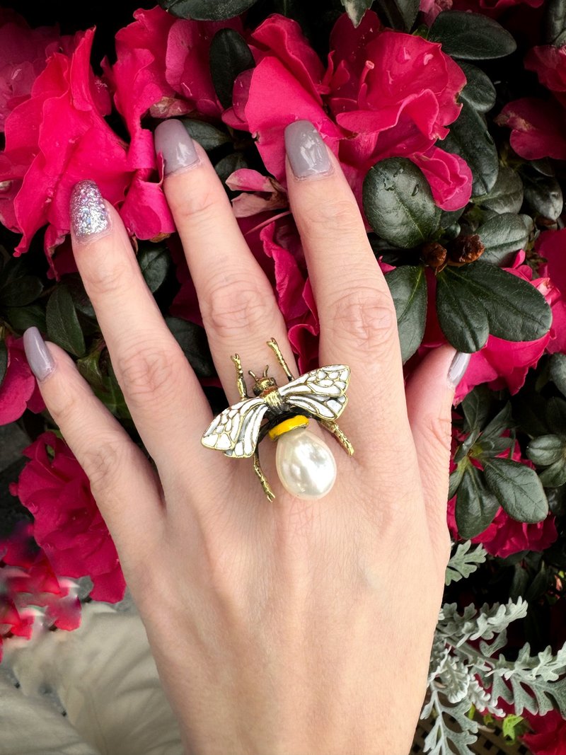 Brass Flying Bee Enamel Wings with Mother of Pearl Bead Bottom Ring. - 戒指 - 其他金屬 