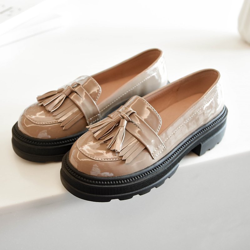 Girls' skin color wrinkled mirror shiny small leather shoes classic tassel decoration British style thick-soled loafers - รองเท้าเด็ก - หนังเทียม สีกากี
