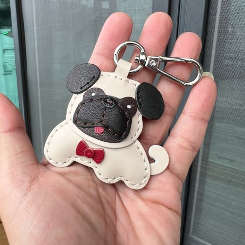 癒しの小物ベージュパグ犬手縫い手作り革キーホルダー小サイズ