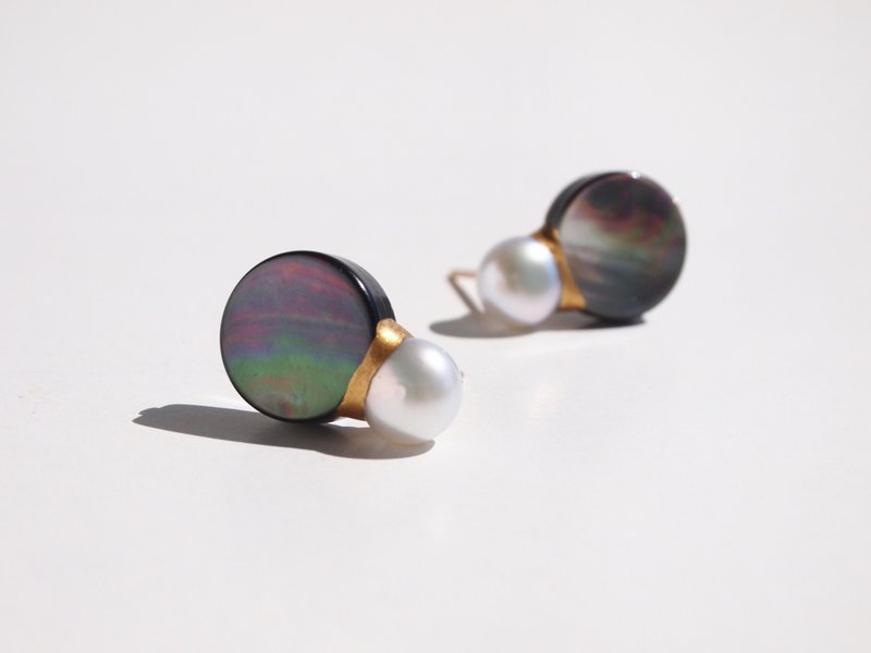 Black and white pearl pierced Clip-On black and white Kintsugi pearl, black shell, freshwater pearl, stud earrings - ต่างหู - เครื่องเพชรพลอย สีดำ